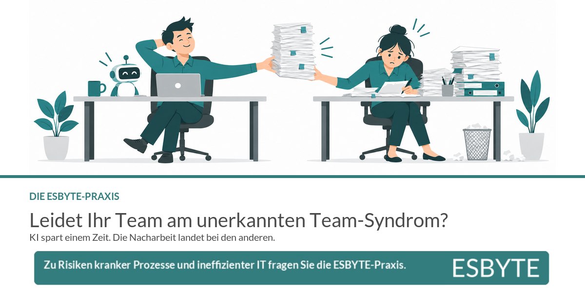 Zwei Arbeitsplätze: links ein Mitarbeiter, der entspannt mit einem KI-Assistenten arbeitet und einen hohen Papierstapel weiterreicht; rechts eine Kollegin, die den Stapel entgegennimmt und bereits vor Aktenbergen sitzt.